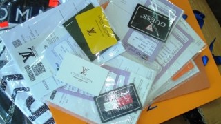 Митничари задържаха 14 т фалшиви текстилни артикули и аксесоари на