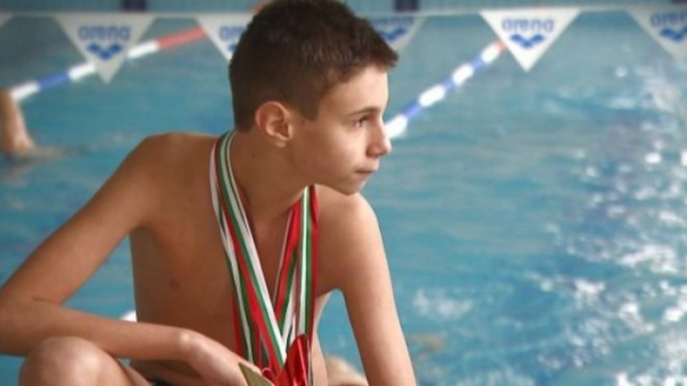 Дете с аутизъм печели медали в плуването