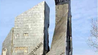 Бутат паметника пред НДК