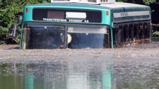Спукан водопровод потопи автобус във Варна 