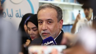 Иранският и руският външен министър Абас Арагчи и Сергей Лавров