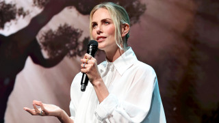 Холивудската икона Чарлийз Терон публикува серия бляскави селфита в Instagram