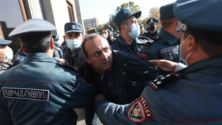 Арменската полиция задържа в четвъртък в столицата Ереван 29 опозиционни