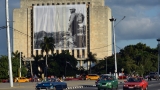 Стотици хиляди кубинци изливат мъката си по Фидел на Площада на Революцията