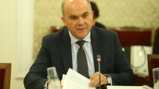 Работа за близо 2400 безработни обеща Бисер Петков