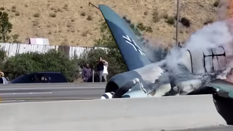 Модел на германски самолет от Втората световна война се разби на магистрала в САЩ