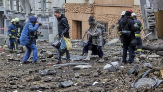 Един загинал и четирима ранени след руски обстрел срещу Харковска област