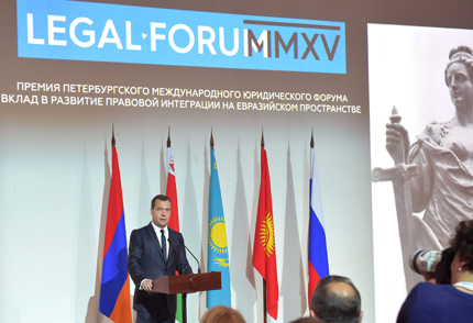 Медведев: Преразглеждаме връзките с ЕС и САЩ на фона на сътрудничеството с Китай