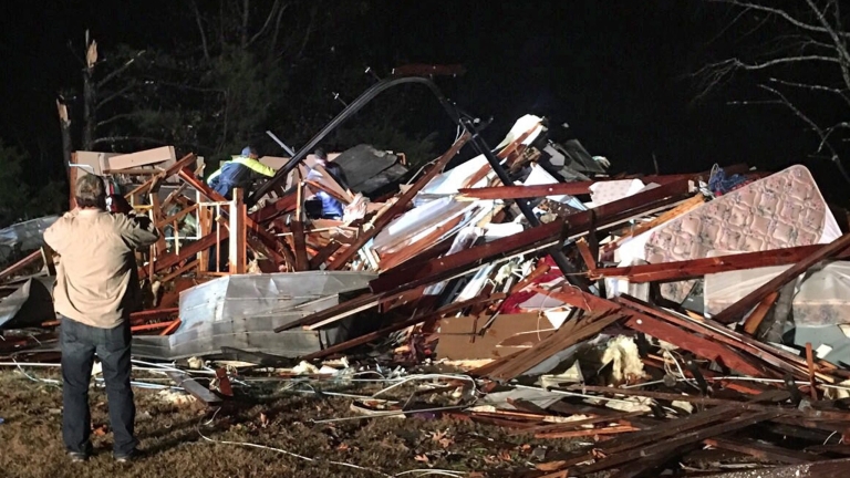 Торнадо уби трима в Алабама 