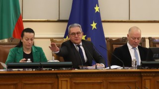 И ДПС скочи от трибуната на НС срещу машините на