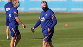 Треньорът на Барселона Ронлад Куман говори след последната тренировка на