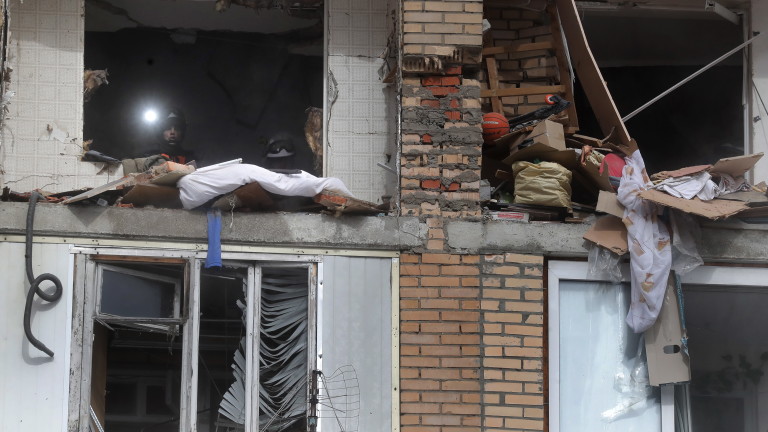 При газова експлозия в 9-етажен жилищен блок в град близо