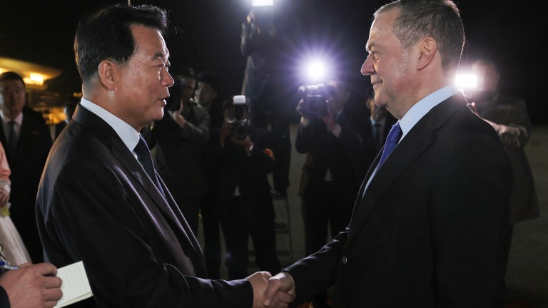 Дмитрий Медведев пристигна в Северна Корея