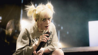 В средата на годината Били Айлиш определено изненада феновете си