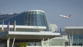 Самолет кацна аварийно на летище София в обедните часове съобщи БНР По