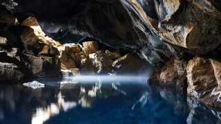 През 1905 г 13 годишно момче си играе в пещера в