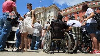 Протест събра десетки хора с увреждания преди заседанието на социалната
