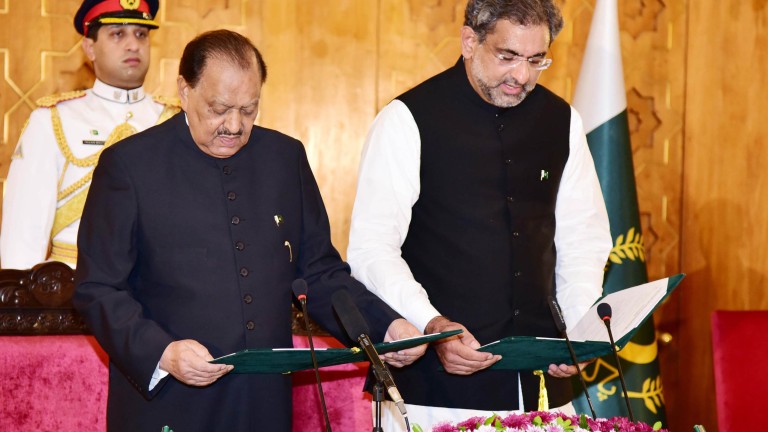 Новият пакистански премиер оглави министерството на енергетиката