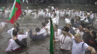200 мъже извиха хоро в ледените води на Тунджа 