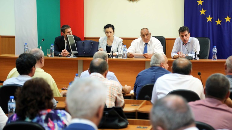 Премиерът Бойко Борисов и министърът на земеделието Десислава Танева се