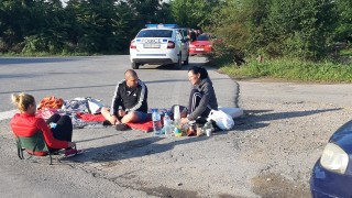 Недоволни стопани на домашни прасета за втора поредна нощ блокираха