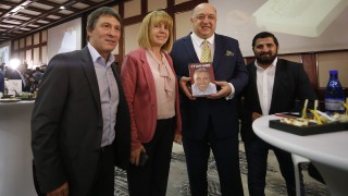Министърът на спорта Красен Кралев пръв получи автограф от Христо