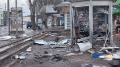 Руски обстрели убиха трима души в Херсон, ударена е болница