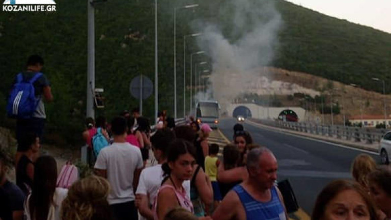 В Гърция горя автобус с деца