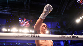 Шампионът във версии WBA WBO IBF IBO на свръхтежката категория на професионалния бокс