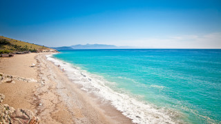 При операция под мотото Свободен плаж албанската полиция премахна над