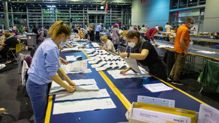 Социалдемократическата партия на Германия СДПГ печели изборите за Бундестага като