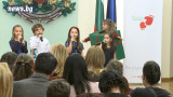 Деца на "Българската Коледа" украсиха елхата в президентството