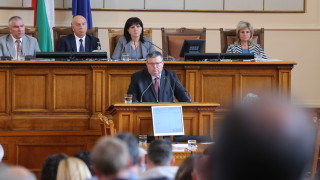 Червените депутати обаче отказаха да слушат обясненията на вътрешния министър