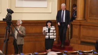 Караянчева писа на Нинова, че не може да спре заплатите на БСП