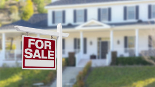 Продажбите на жилища в САЩ се сринаха до 13 годишно
