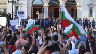 България потъна в по дълбока политическа криза след като правителството на