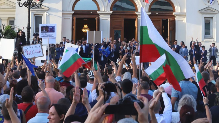 България потъна в по-дълбока политическа криза, след като правителството на