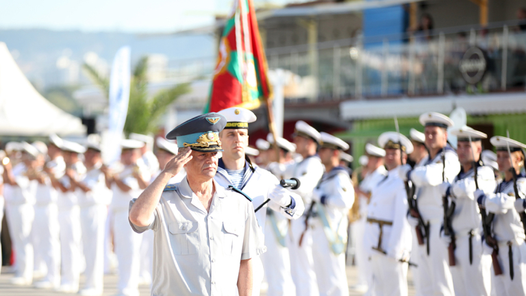 Военноморските ни сили празнуват 137-годишнина, бойните кораби приеха граждани на борда си