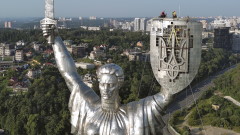 Киев се отърва от съветските символи на паметника на Родината
