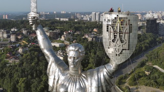 Украйна успешно демонтира герба на СССР от емблематичния паметник на