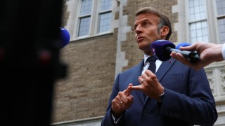 Президентът на Франция Еманюел Макрон говори пред журналисти във Вашингтон и