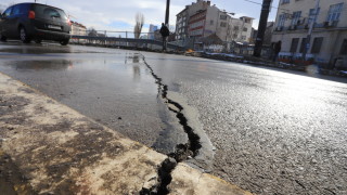 Асфалтът на известното столично кръстовище Лъвов мост се напука На места