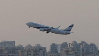 Водещи международни авиокомпании временно преустановиха полетите си до и от