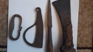 Хванаха 40 годишен с 349 монети с различна форма и големина керамичен