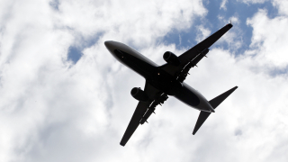 Самолет на Мианмар Нешънъл Еърлайнс се приземи аварийно на международното