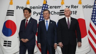 Премиерът на Япония Шиндзо Абе проведе кратък разговор с церемониалния