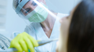 Връзката между проблемите с венците и коронавируса