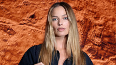 Марго Роби отново привлече погледите с черна дантелена рокля, вдъхновена от &bdquo;Брулени хълмове&ldquo;