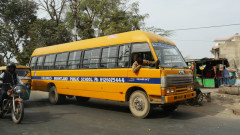 Четири деца загинаха, след като училищен автобус се преобърна в Индия