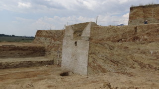  Срути се фасадата на кулата на Малтепе